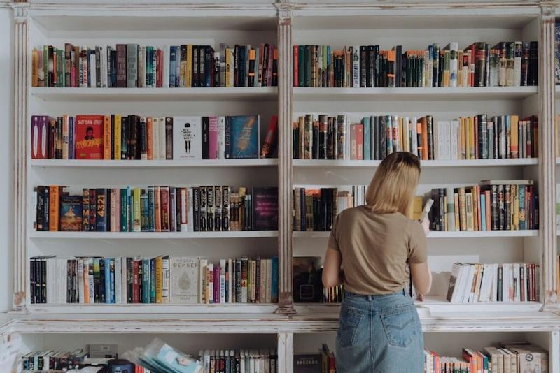 Arrange Books on A Bookshelf